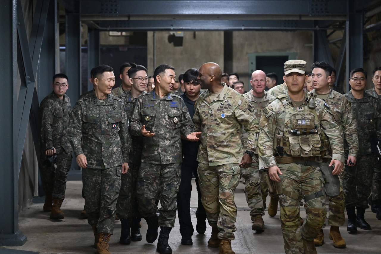Joint Chiefs of Staff Chairman Gen. Jin Yong-sung (center left) and Gen. Xavier Brunson (center right), commander of the South Korea-US Combined Forces Command, move to the operations room during a visit to a Combined Forces Command wartime command post on March 11. (Joint Chiefs of Staff)