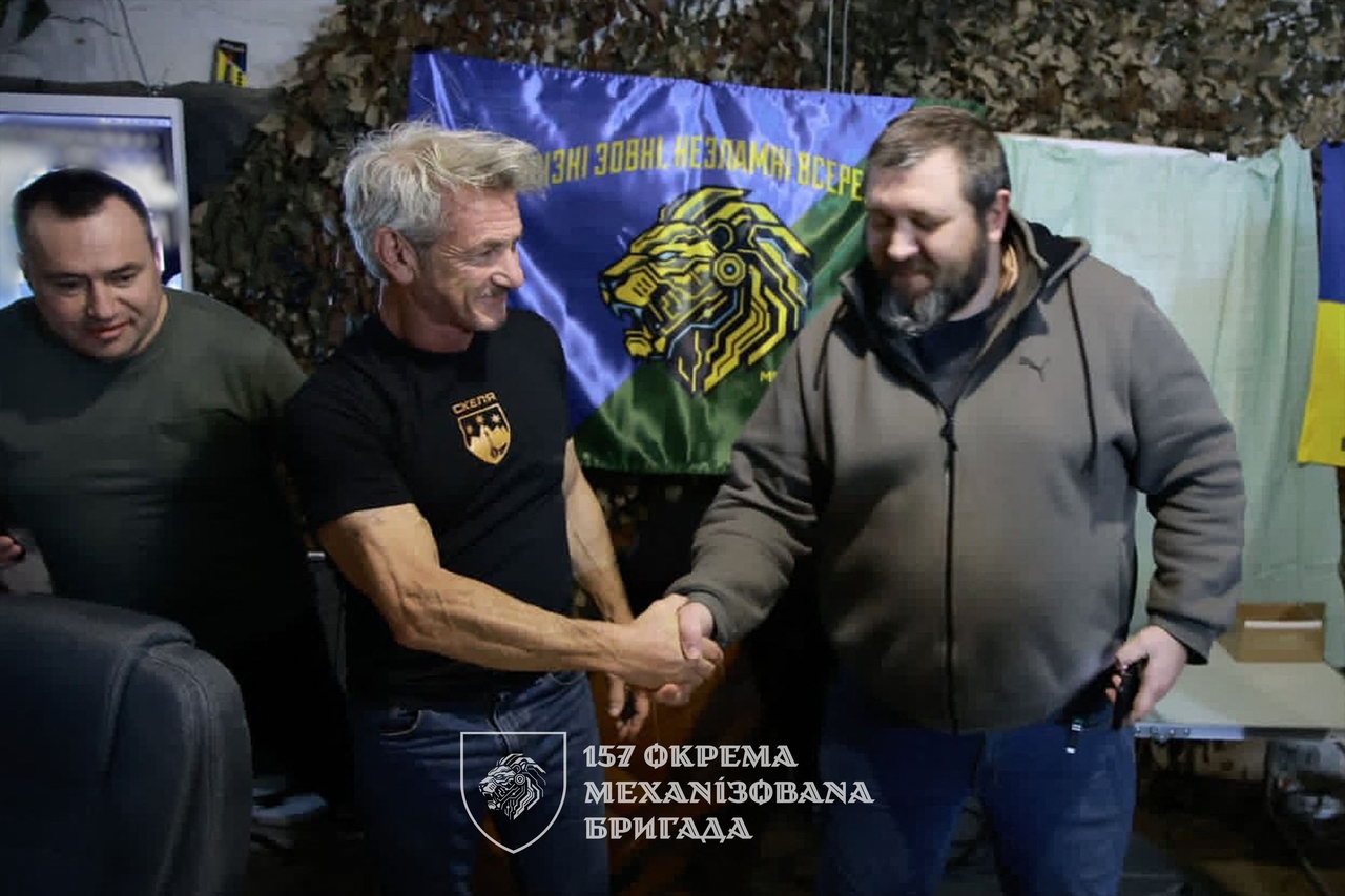 Sean Penn (second left) shakes hands with Ukrainian officers at an undisclosed location in Ukraine, Wednesday.   (AFP-Yonhap)