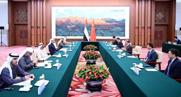 왕이 중국공산당 중앙정치국 위원 겸 중앙외사판공실 주임이 18일 베이징에서 아랍에미리트(UAE) 대통령의 중국 담당 특사인 할둔 칼리파 알 무바라크와 회담하고 있다. CMG