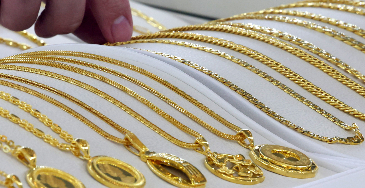 An employee arranges pure gold necklaces at the Korea Gold Exchange in Jongno-gu, central Seoul, March 28. (Newsis)