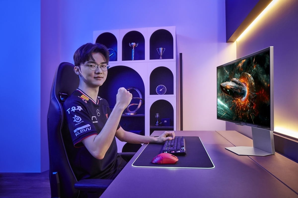 Lee "Faker" Sang-hyeok, the star mid-laner for T1 and a multiple-time League of Legends world champion, tests Samsung Electronics’ Odyssey OLED G8 gaming monitor. (Samsung Electronics)
