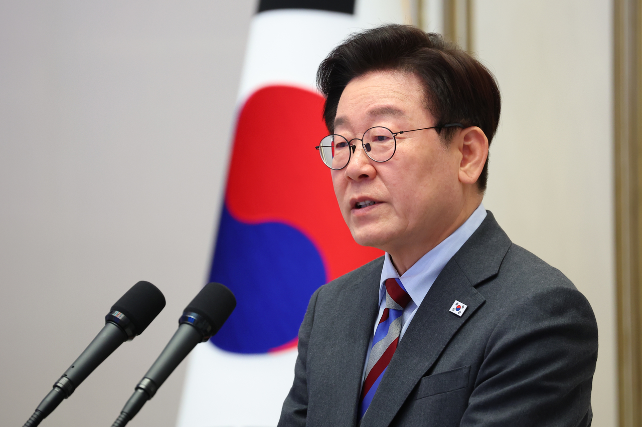 President Lee Jae Myung delivers a congratulatory speech at a luncheon for the South Korean delegation to the 2026 Milan-Cortina Winter Paralympics at Cheong Wa Dae in Seoul on Friday. (Yonhap)
