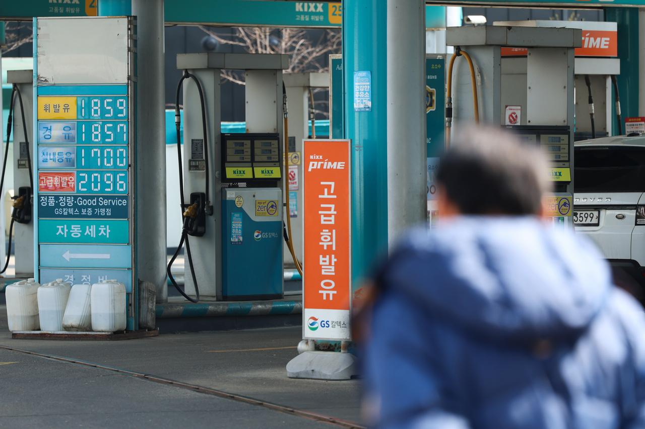 A gas station in Seoul on March 17 (Yonhap)