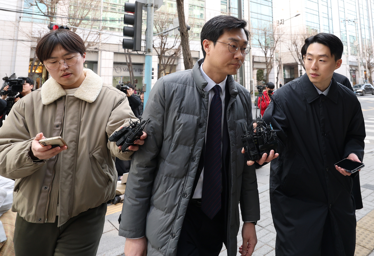 Rep. Jang Kyung-tae (center) of the ruling Democratic Party enters the Seoul Metropolitan Police Agency in the capital to attend a meeting of an investigation deliberation committee on Thursday. (Yonhap)