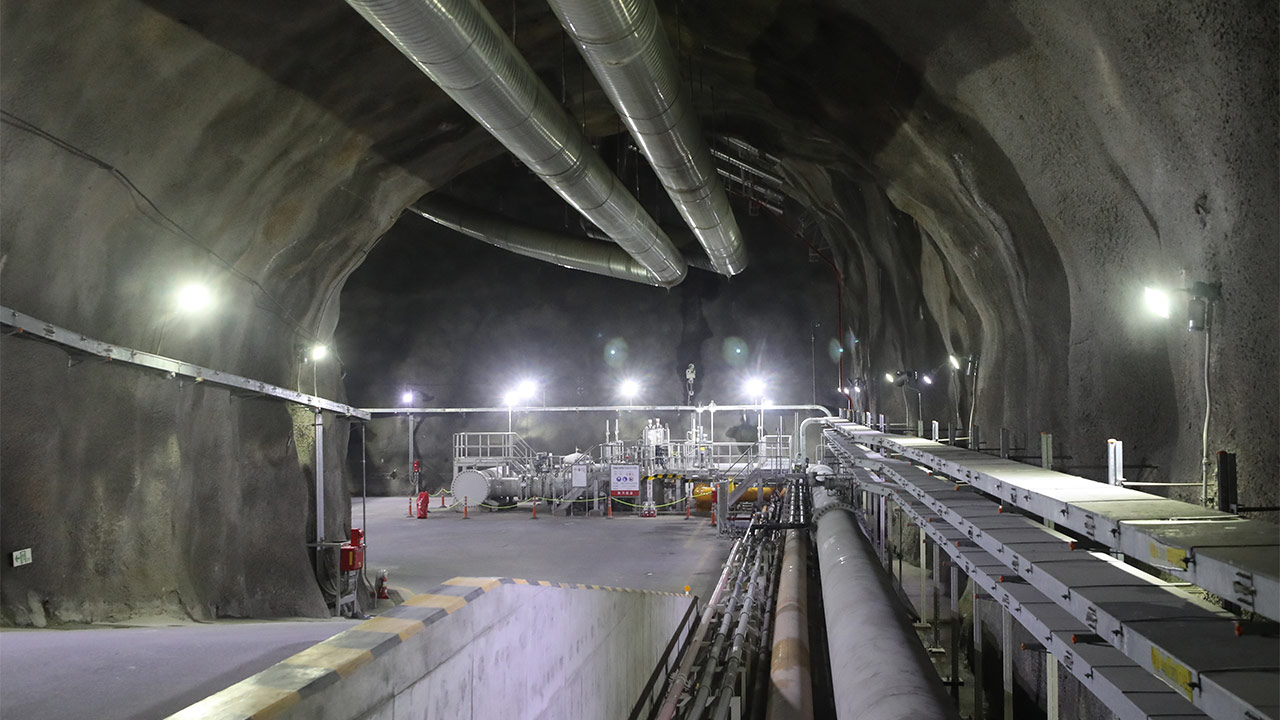 This undated file photo shows the inside of the Ulsan oil storage facility, about 330 kilometers southeast of Seoul. (Yonhap)