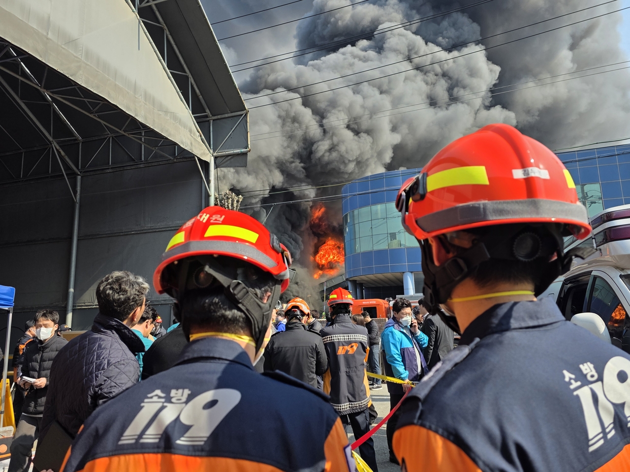 Firefighters respond to a blaze at an auto parts manufacturing plant in Munpyeong-dong, Daedeok-gu, Daejeon, on Friday. (Yonhap)