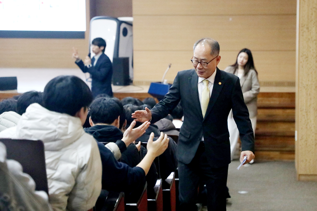 이재용 총장이 학생들과 하이파이브를 하고 있다.[영남이공대 제공]