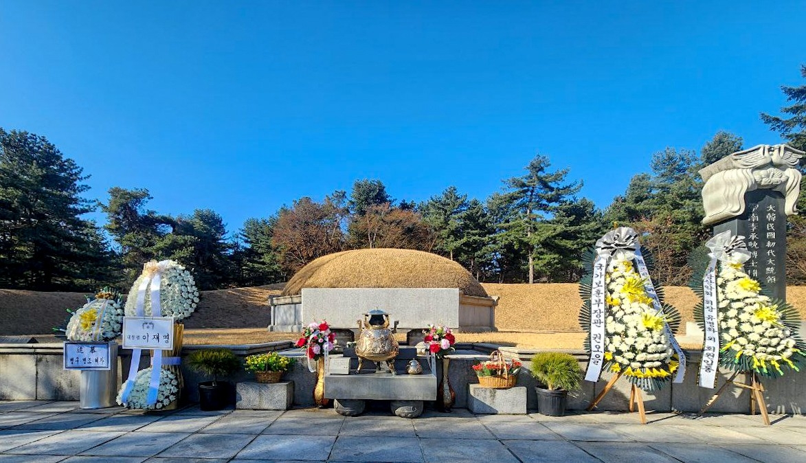 A wreath from President Lee Jae Myung placed at a tomb for Francesca Donner, the wife of the nation's first president, Rhee Syng-man, on her death anniversary. (Yonhap)