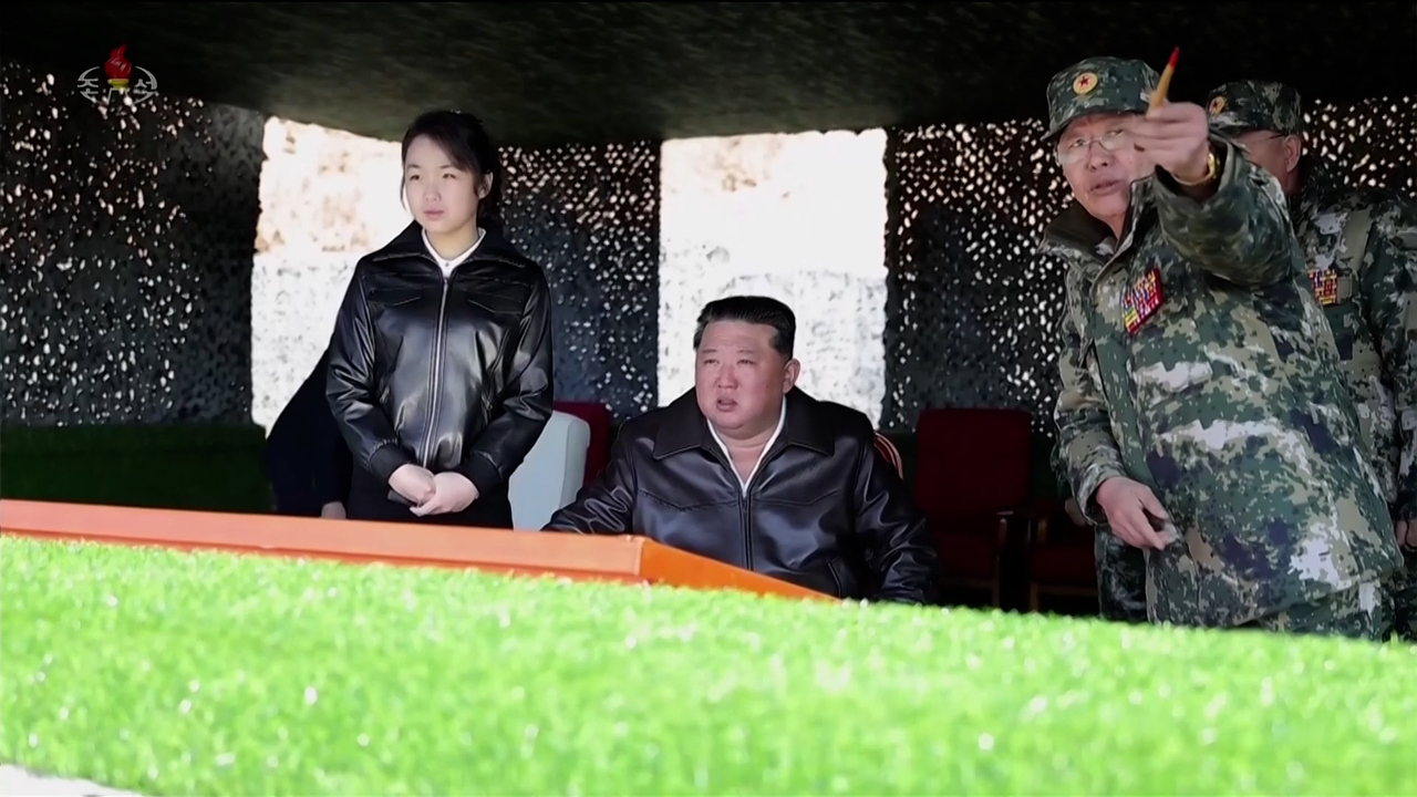 North Korean leader Kim Jong-un (center)  and his daughter Ju-ae (left) oversee a coordinated offensive tactical drill of infantrymen's and tankmen's subunits on March 19 at the Pyongyang Training Base No. 60 under the Capital City Defence Corps of the Korean People's Army. (Yonhap)