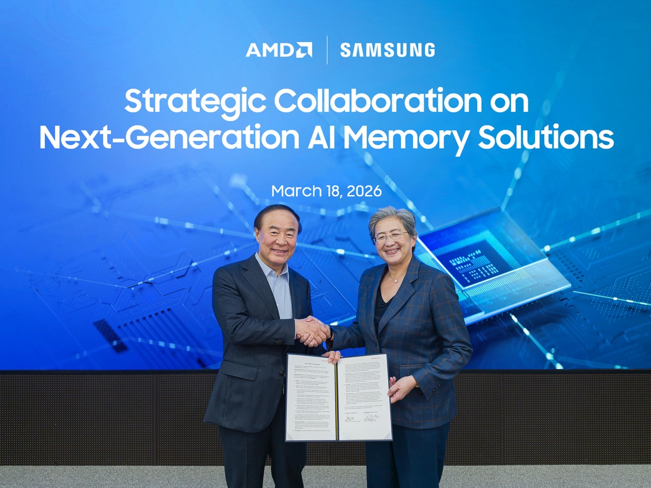 Jun Young-hyun (left), head of Samsung Electronics’ Device Solutions division, and Lisa Su, CEO of AMD, pose for a photo after signing a memorandum of understanding to expand cooperation in next-generation AI memory and computing technologies at Samsung’s Pyeongtaek semiconductor complex in Gyeonggi Province on Wednesday. (Samsung Electronics)