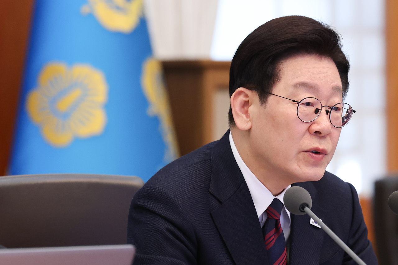 President Lee Jae Myung speaks during a meeting with senior aides at Cheong Wa Dae in Seoul on Thursday. (Yonhap)