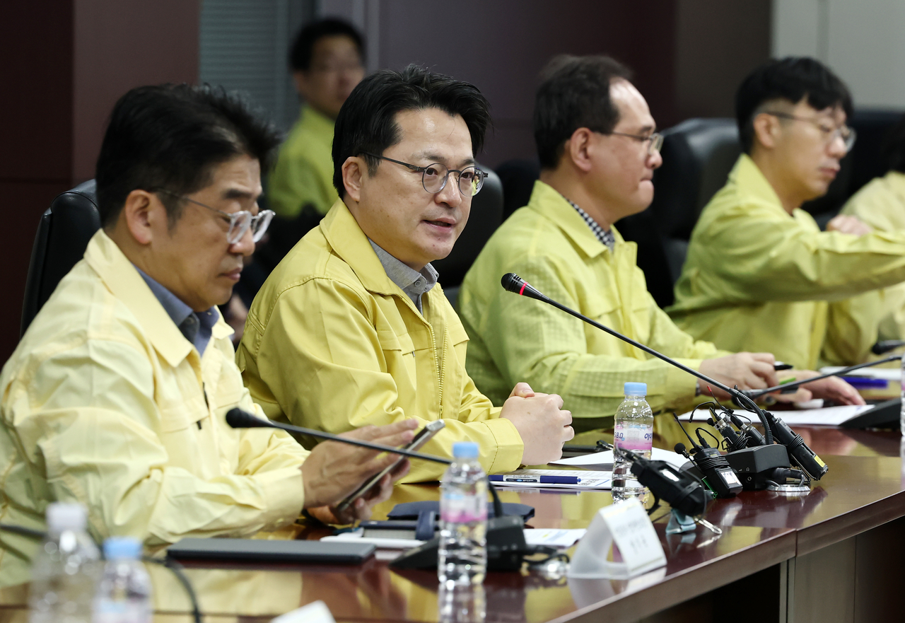 Vice Industry Minister Moon Shin-hak (second from left) speaks at a government meeting held in Seoul on March 1 to assess the impact of the Iran crisis on the South Korean economy. (Yonhap)