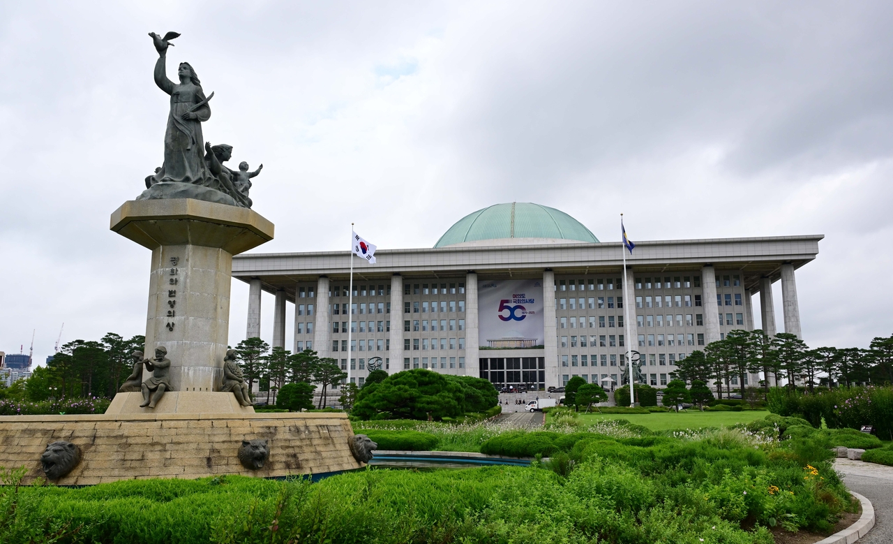 South Korea’s National Assembly building in Yeouido, western Seoul. (Lee Sang-sub/The Korea Herald)