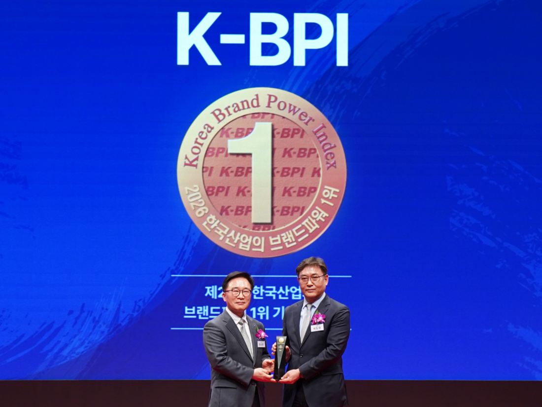 ‘한국산업의 브랜드파워(K-BPI) 인증식’에서 한수희 한국능률협회컨설팅 대표이사(왼쪽)와 박도영 정식품 영업마케팅부문장(오른쪽)이 기념촬영을 하고 있다. [정식품 제공]