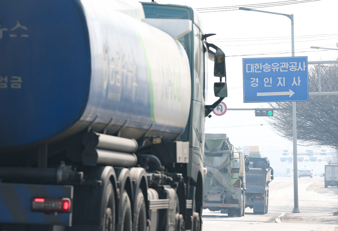 A petroleum tanker truck is seen at the entrance of the Korea Oil Pipeline Corp.’s Gyeongin branch storage facility in Goyang, Gyeonggi Province, in this file photo. (Yonhap)