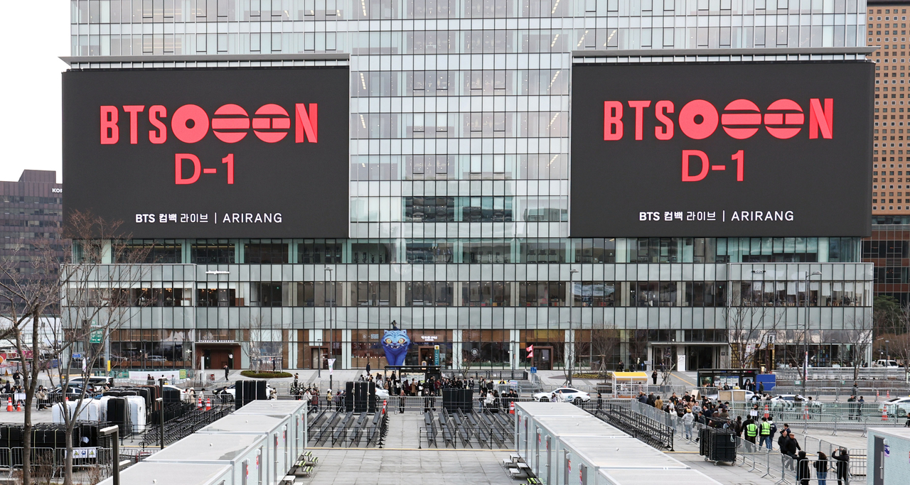 그룹 방탄소년단(BTS)의 컴백 공연을 하루 앞둔 20일 서울 종로구 광화문광장의 한 전광판에 관련 영상이 나오고 있다. [연합]