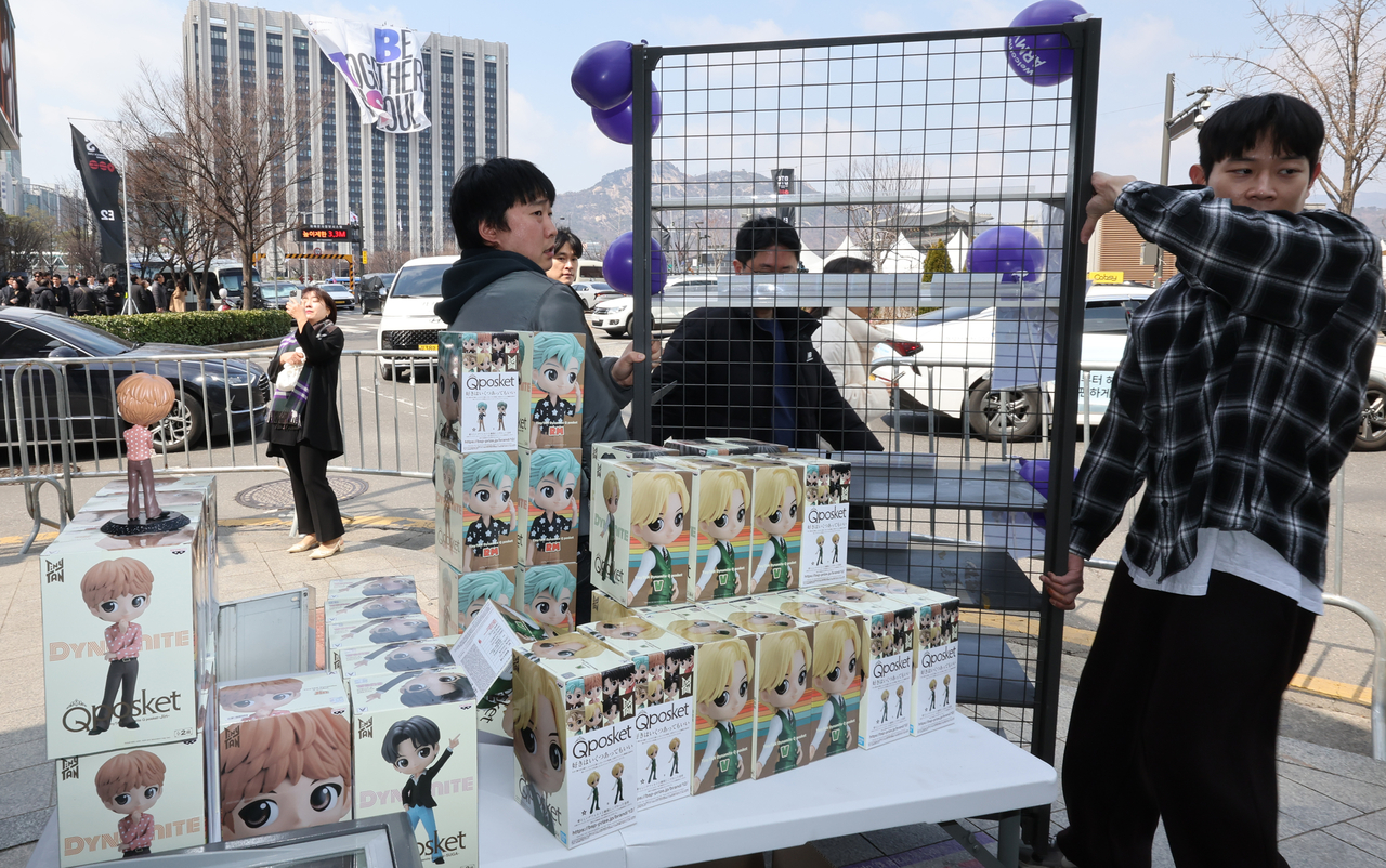 Convenience store near Gwanghwamun Square prepares for the BTS concert. (Yonhap)