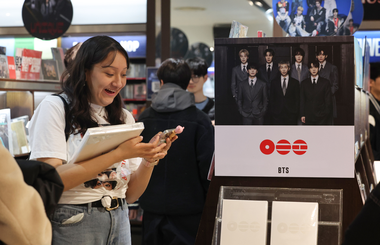 A foreign fan purchases a BTS album at Kyobo Bookstore in Gwanghwamun. (Yonhap)