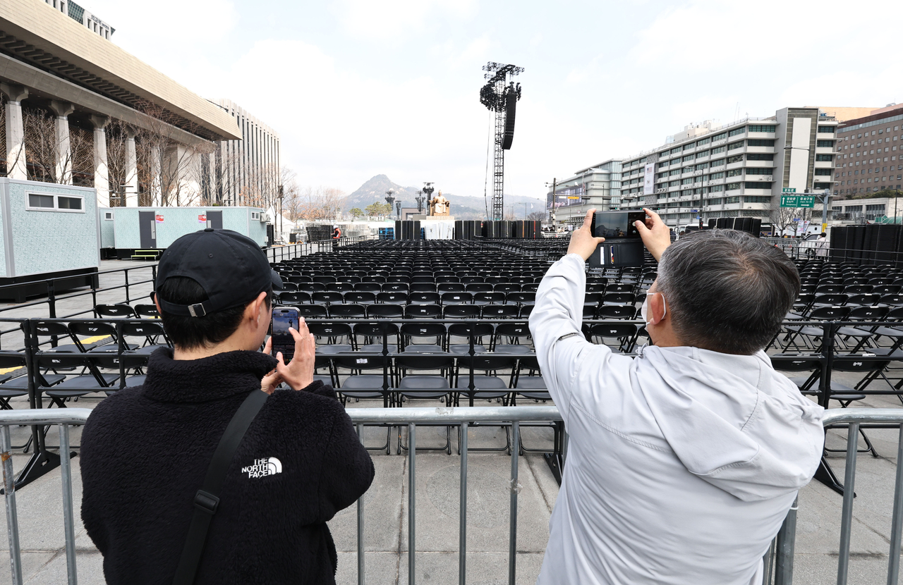 Fans gather at Gwanghwamun Square in Seoul ahead of the BTS concert. (Yonhap)