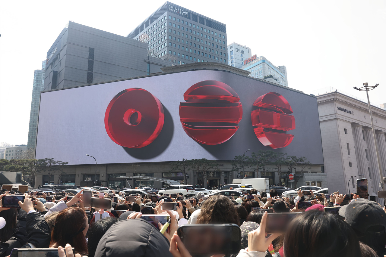 신세계백화점은 본점 신세계스퀘어에서 방탄소년단(BTS)의 컴백을 기념한 미디어아트 ‘시보 영상’을 최초 공개함과 동시에 ‘신곡 뮤직비디오’를 20일 공개했다. 사진은 신세계백화점 본점 신세계스퀘어에서 공개하는 BTS 영상. [신세계백화점 제공]