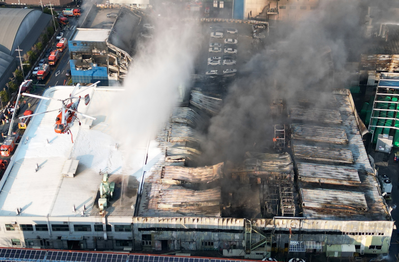 A fire broke out at an auto parts manufacturing plant in Munpyeong-dong, Daedeok-gu, Daejeon, at about 1:17 p.m. on Friday. (Yonhap)