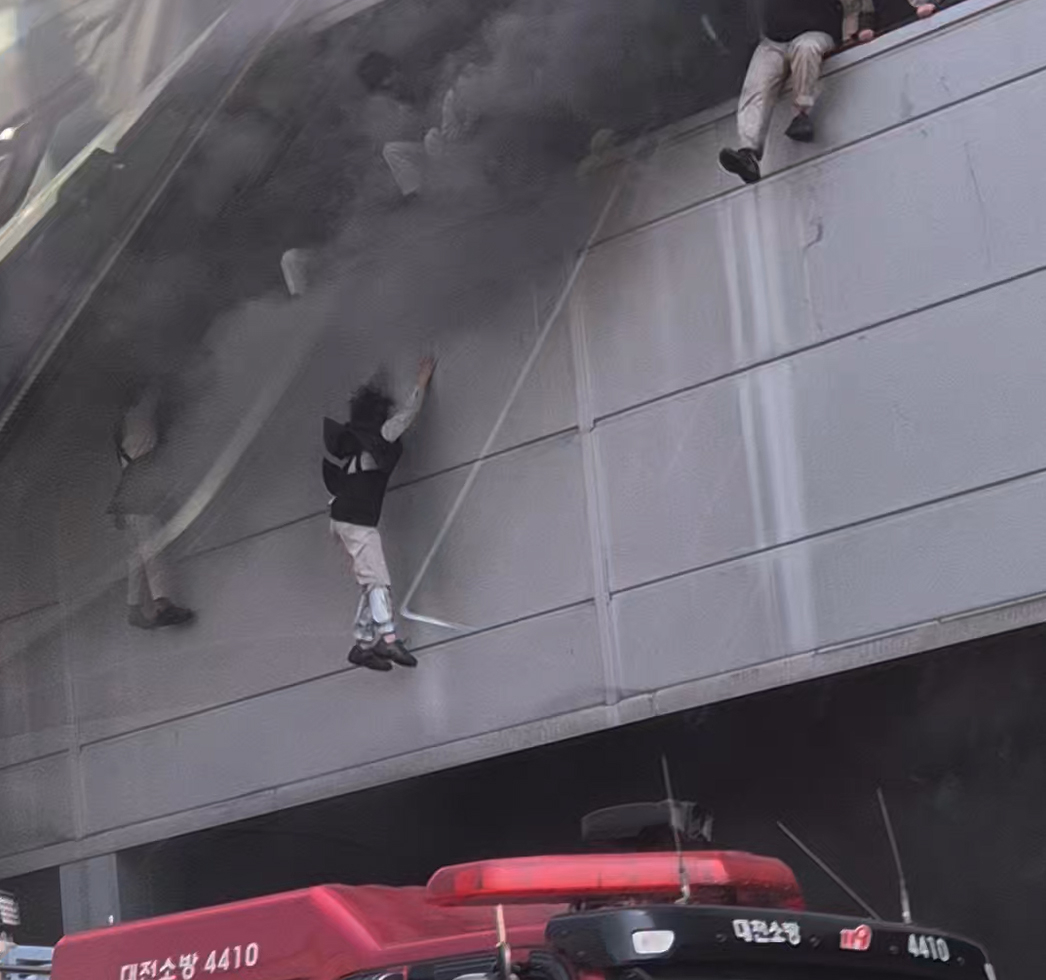 Employees jump to escape after a fire breaks out at an auto parts manufacturing plant in Daedeok-gu, Daejeon, on Friday. (Yonhap)