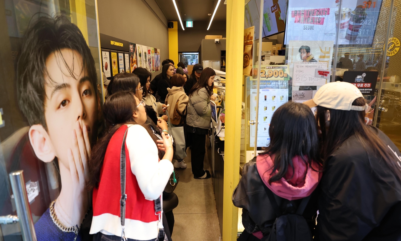 BTS fans at V's promotional coffee shop in Gwanghwamun.