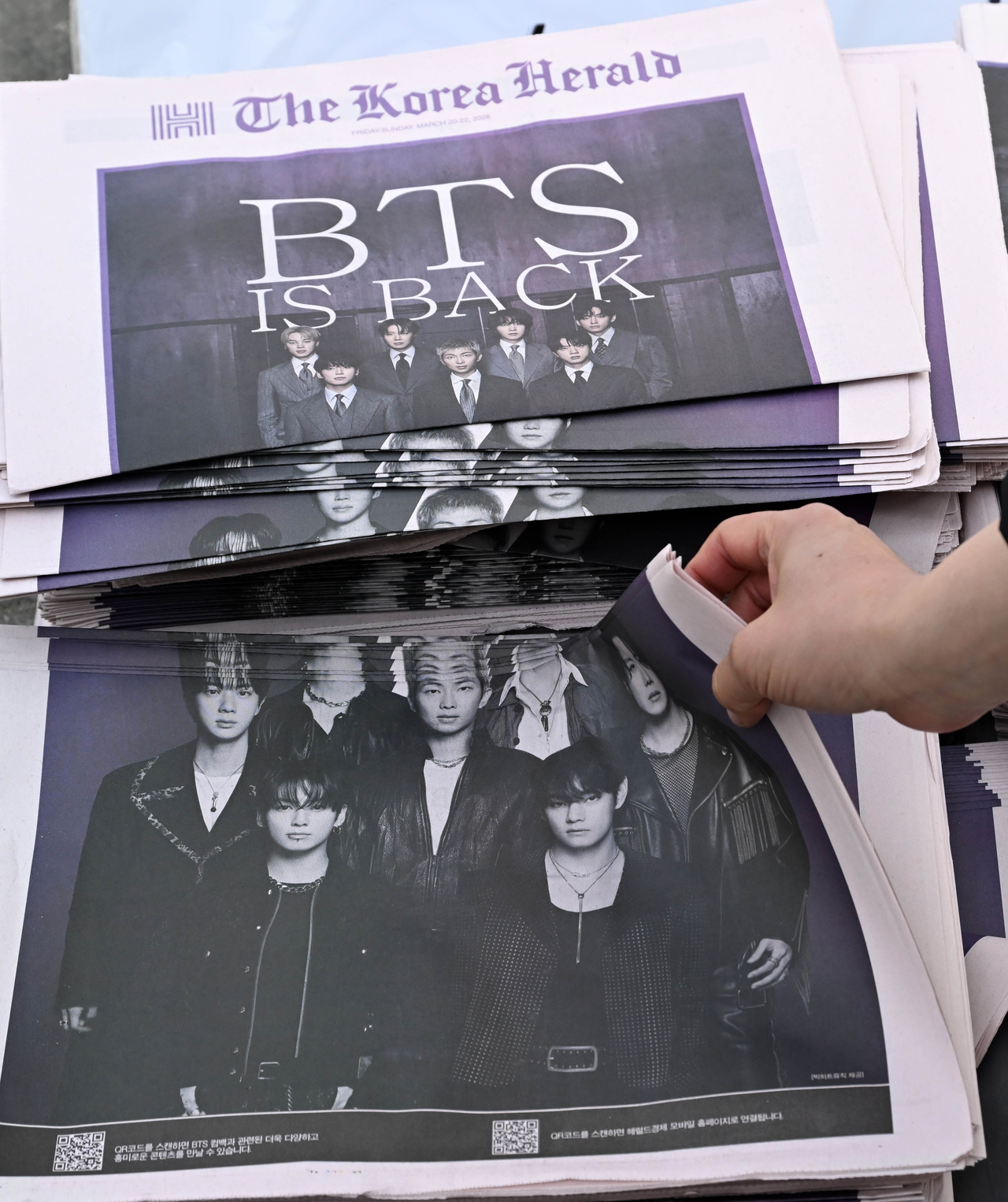 Special editions published by the The Korea Herald are laid out at Gwangwhamun Square on March 21. (The Korea Herald/ Lee Sang-sub)