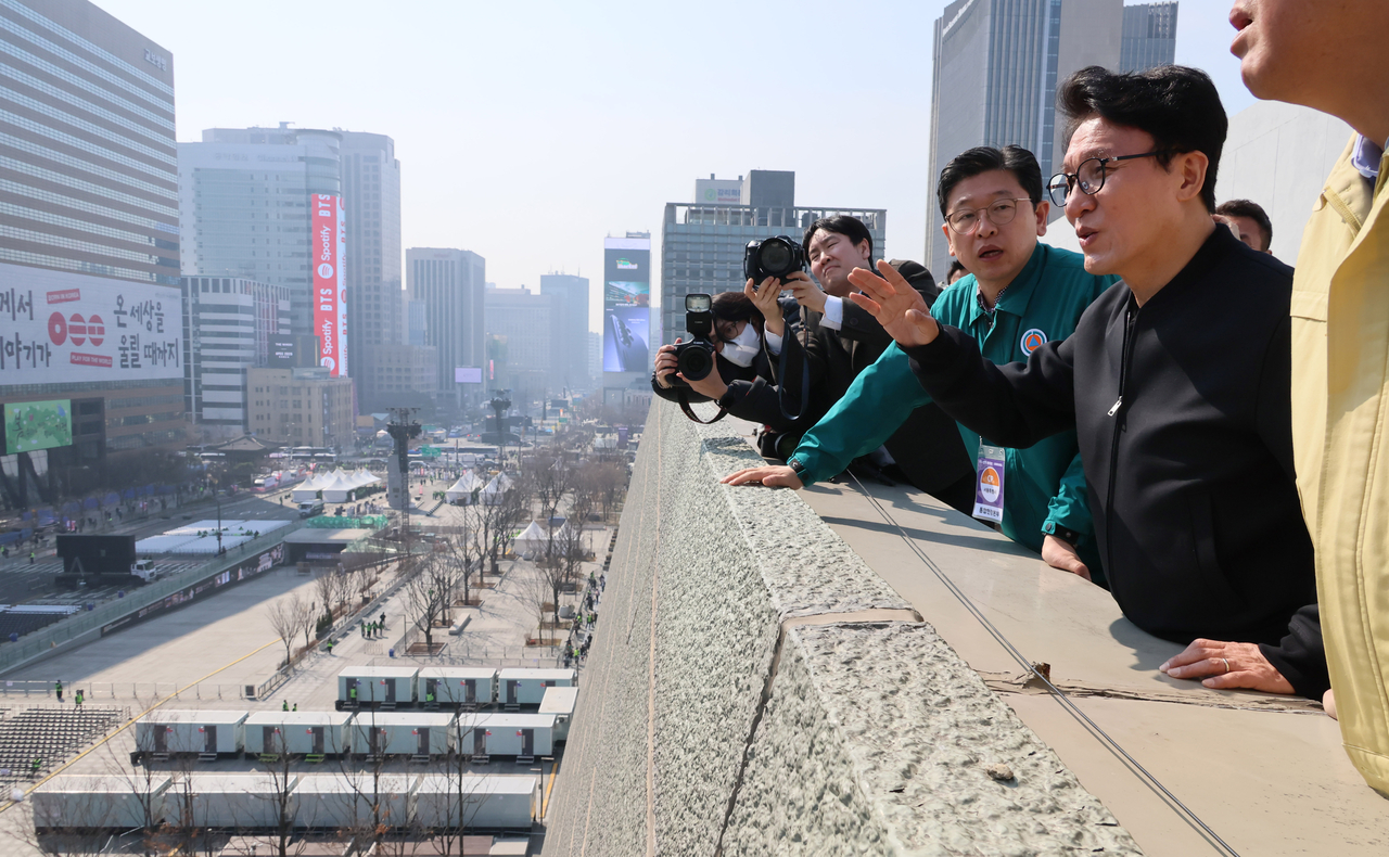 Prime Minister Kim Min-seok (R) inspects the venue of K-pop group BTS' comeback concert at Gwanghwamun Square in Seoul on March 21, 2026. (Yonhap)