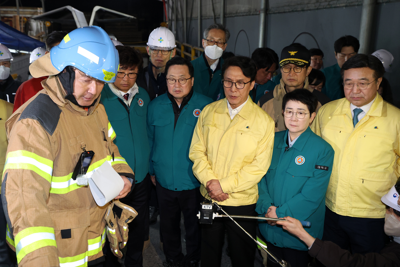 This photo shows Prime Minister Kim Min-seok being briefed on the fire that engulfed a building in the central city of Daejeon on March 20, 2026. (Pool photo) (Yonhap)