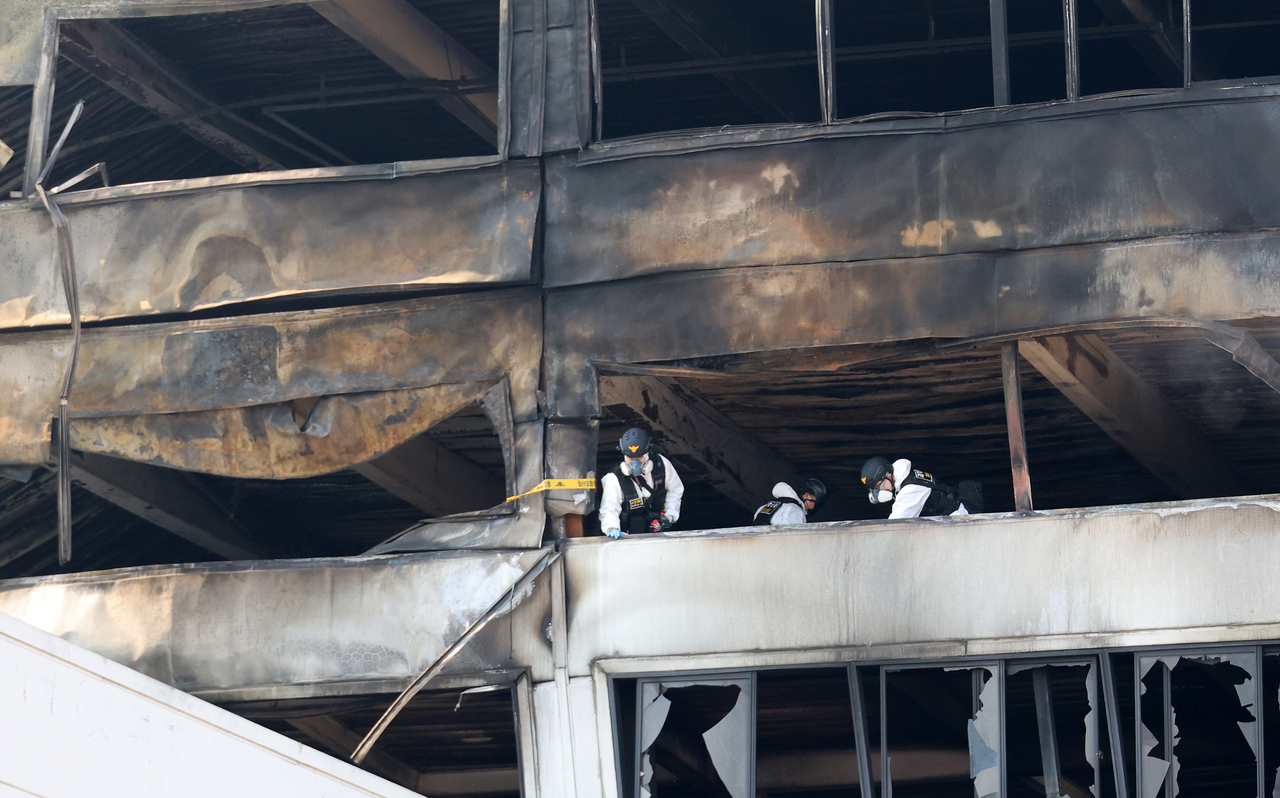 Police and fire authorities on Saturday are conducting a search for people and investigating the cause of the fire inside an auto parts factory in Daejeon, where a large-scale fire broke out on Friday. (Yonhap)