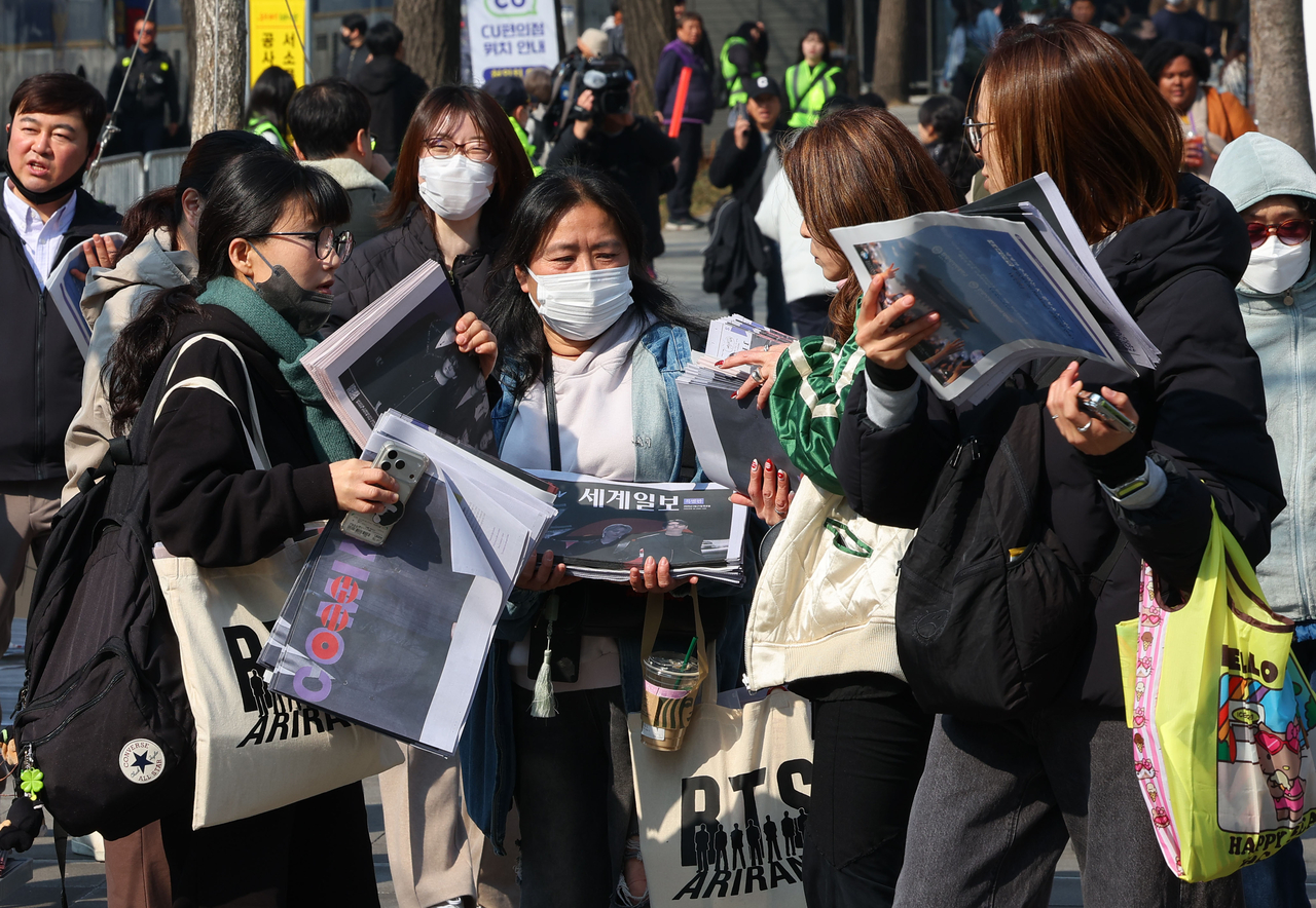 Crowds of BTS fans gather for the BTS The Comeback Live: Arirang free concert in Gwanghwamun Square, Seoul. (Yonhap)