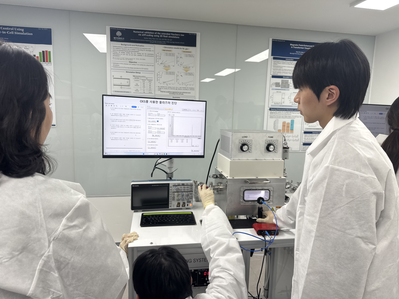 Undergraduate students majoring in semiconductor engineering participate in an experiment on Wednesday at Myongji University's Yongin Campus in  Gyeonggi Province. (Lee Seung-ku/The Korea Herald)