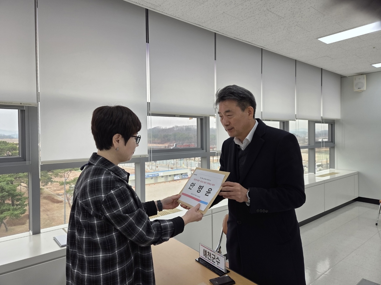 안병윤 전 부산 행정부시장이 22일 예천군선거관리위원회에서 예천군수 예비후보 등록을 마쳤다.[안병윤 예비후보 제공]