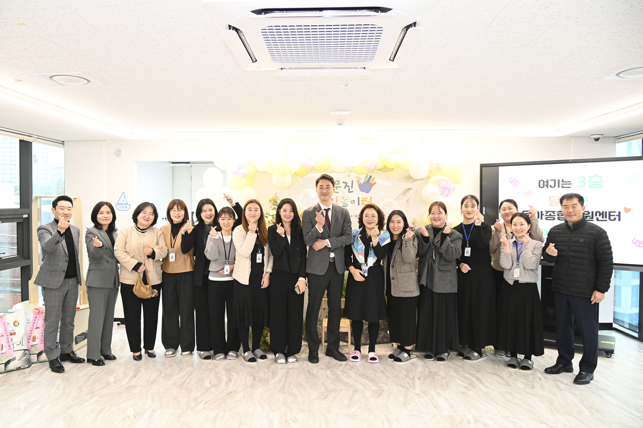 최재훈 달성군수와 계명문화대 유아교육과 교수, 달성군육아종합지원센터 관계자들이 단체 기념촬영을 하고 있다.[계명문화대 제공]