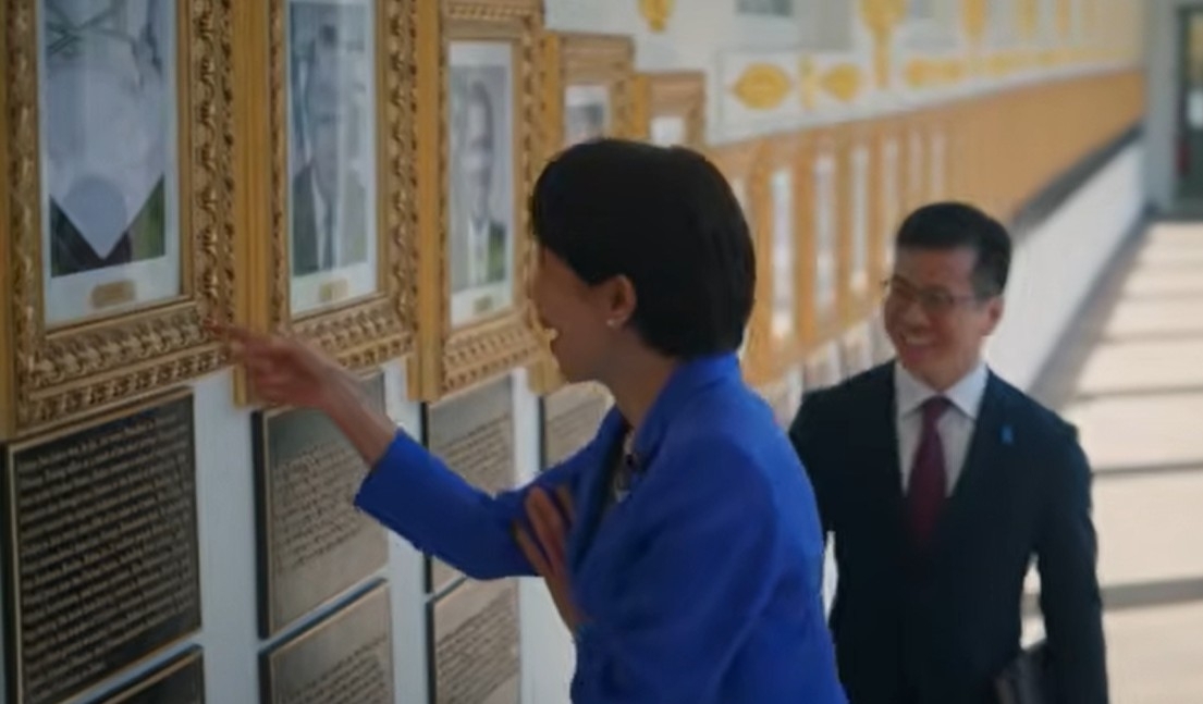 다카이치 사나에 일본 총리가 미국 백악관에 걸린 조 바이든 전 미국 대통령 조롱 사진을 보며 웃고 있다. [백악관 유튜브 계정 캡처]