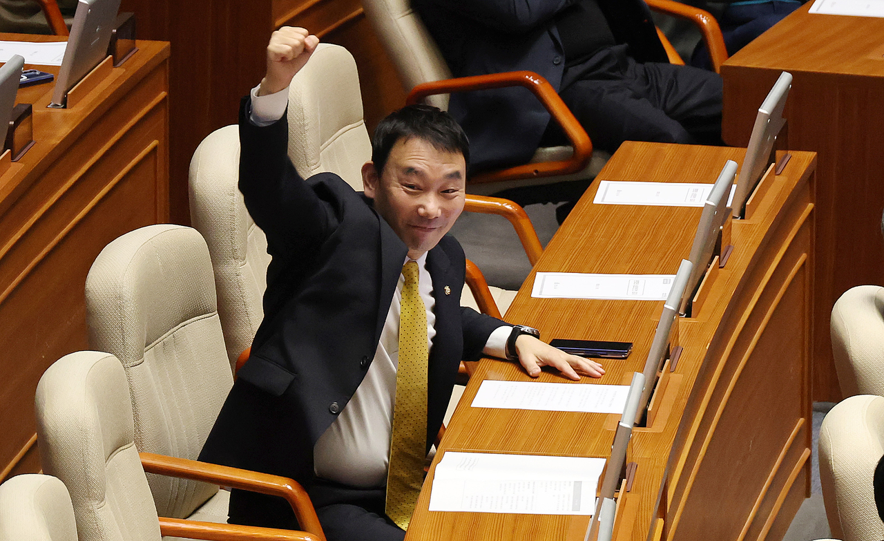 Ruling Democratic Party of Korea lawmaker Kim Yong-min raises a fist on Friday as a bill to create the Indictment Agency passed the National Assembly's plenary session following a filibuster by the opposition People Power Party. (Yonhap)