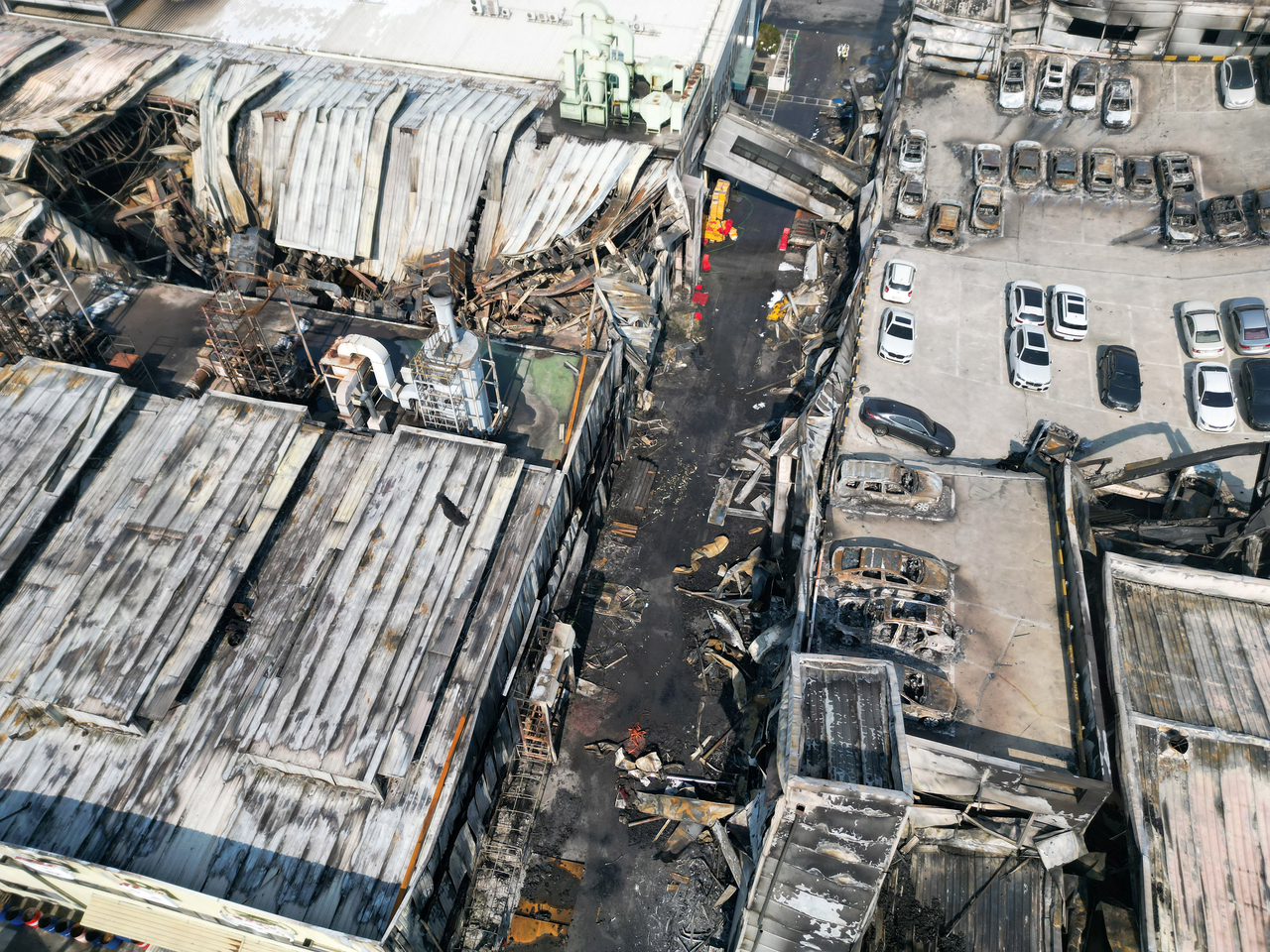 Aerial view of the Daejeon factory destroyed by a fire that resulted in 74 casualties (Yonhap)