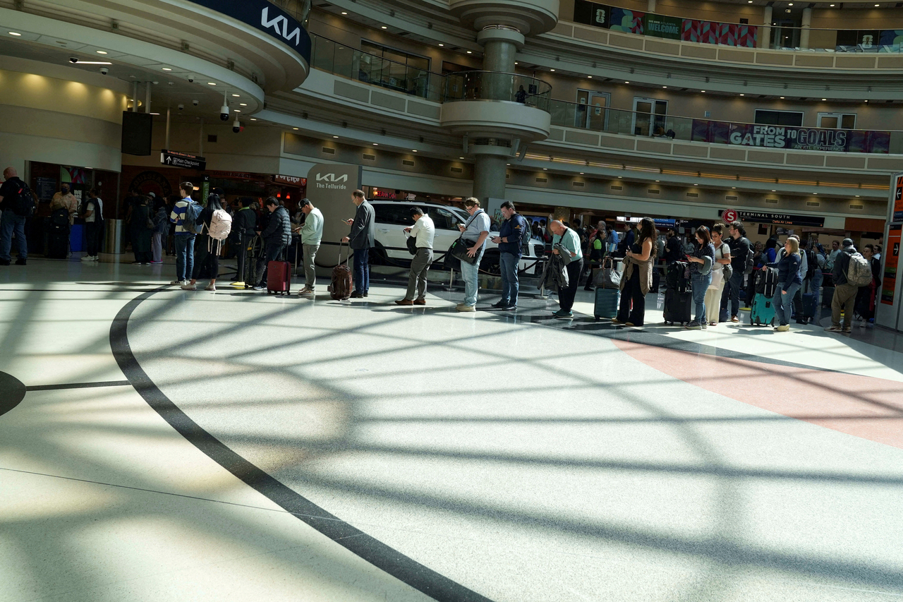 Passengers wait in long TSA lines as a partial government shutdown continues, at Hartsfield-Jackson Atlanta International Airport in Atlanta, Georgia, Friday.   (Reuters-Yonhap)