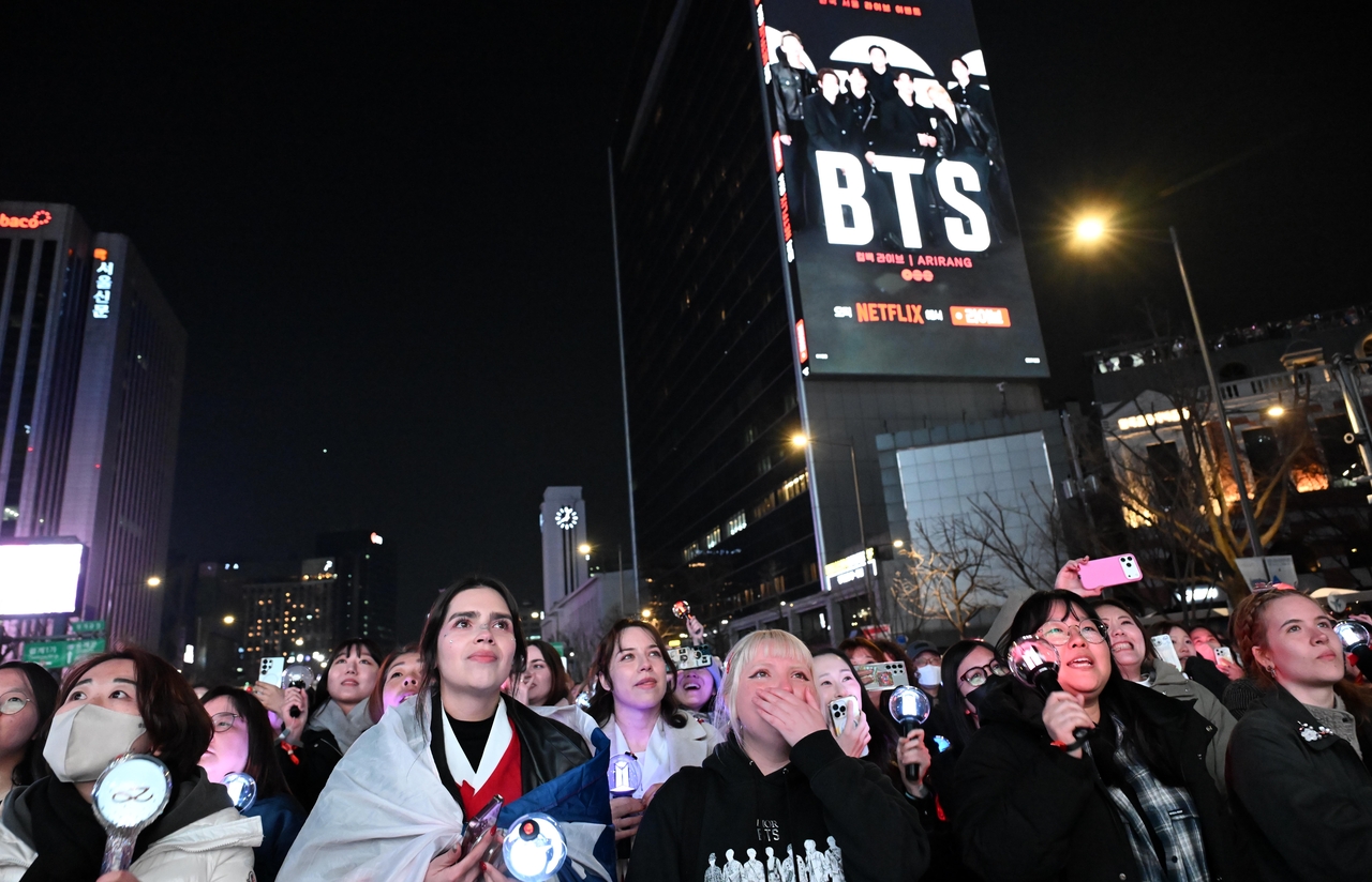 Fans watch BTS' comeback show at Gwanghwamun Square in Seoul on March 21. (Lee Sang-seop/The Korea Herald)