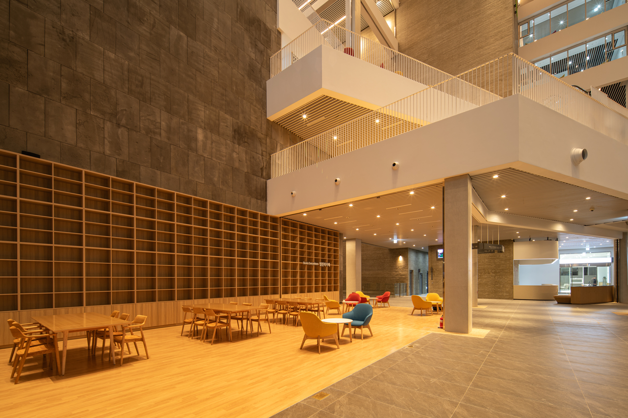A lounge area on the first floor of the new Seoul Metropolitan Office of Education building (SMOE)