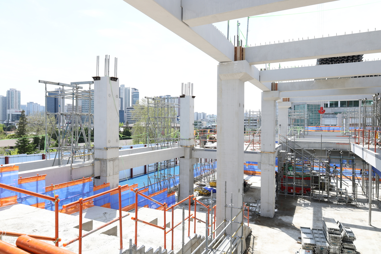 Precast beams are installed during the construction of the new Seoul Metropolitan Education Office building in 2024. (SMOE)