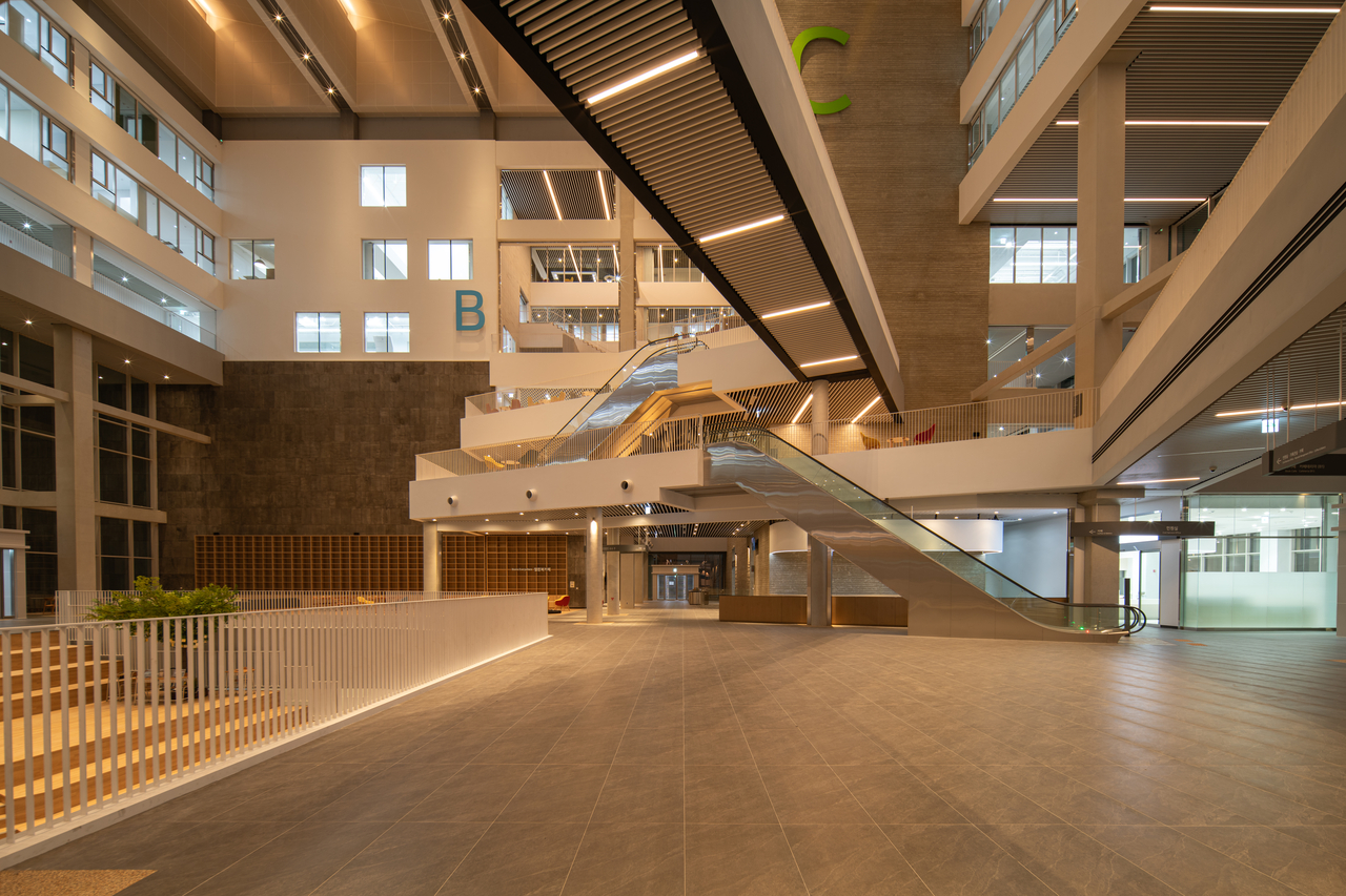 The lobby of the new Seoul Metropolitan Office of Education building, operated as a space open to public (SMOE)