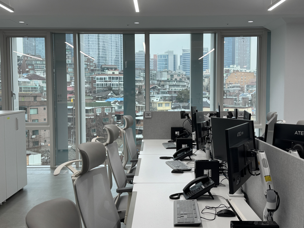 A smart work station on the fourth floor of the new Seoul Metropolitan Office of Education building, located in Yongsan-gu, Seoul (Lee Seung-ku/ The Korea Herald)