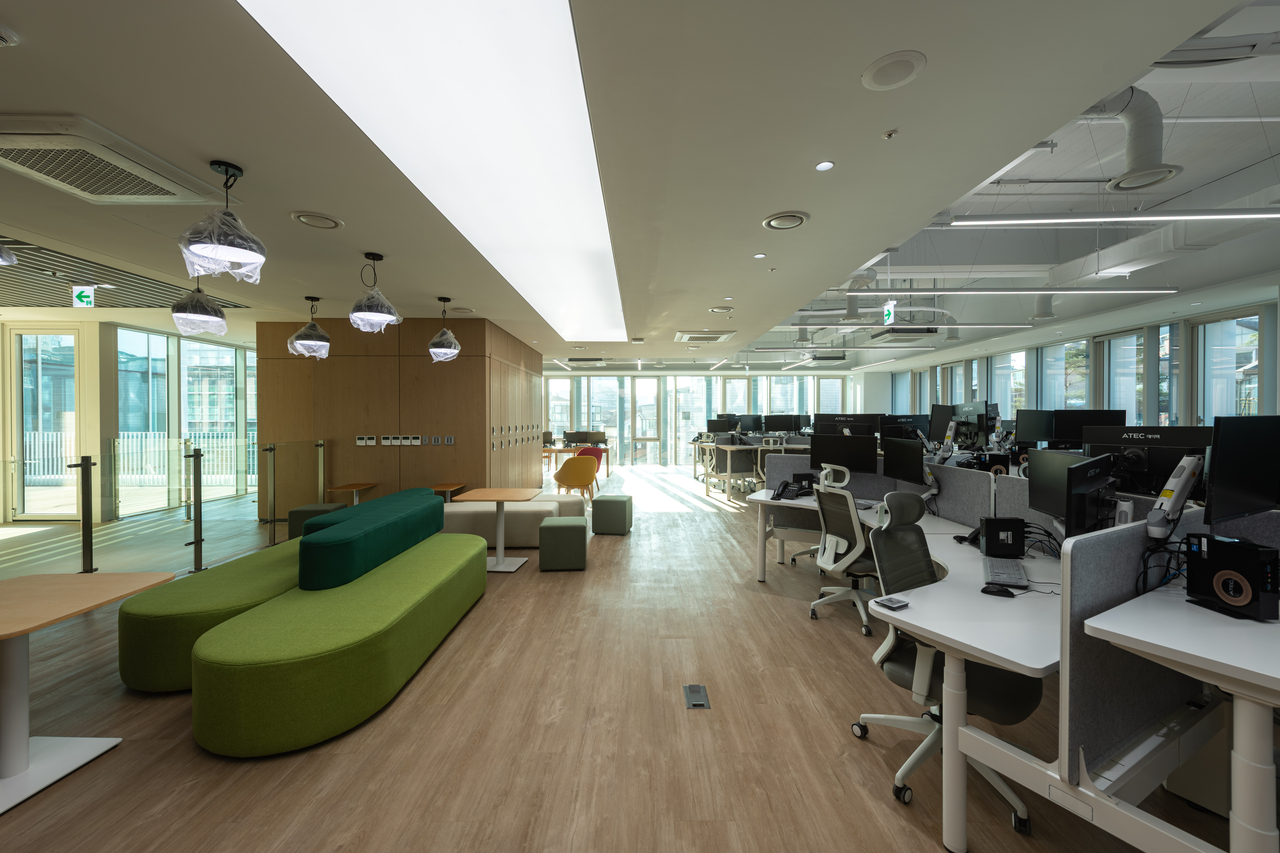 A smart work area within the new Seoul Metropolitan Office of Education building, located in Yongsan-gu, Seoul (SMOE)