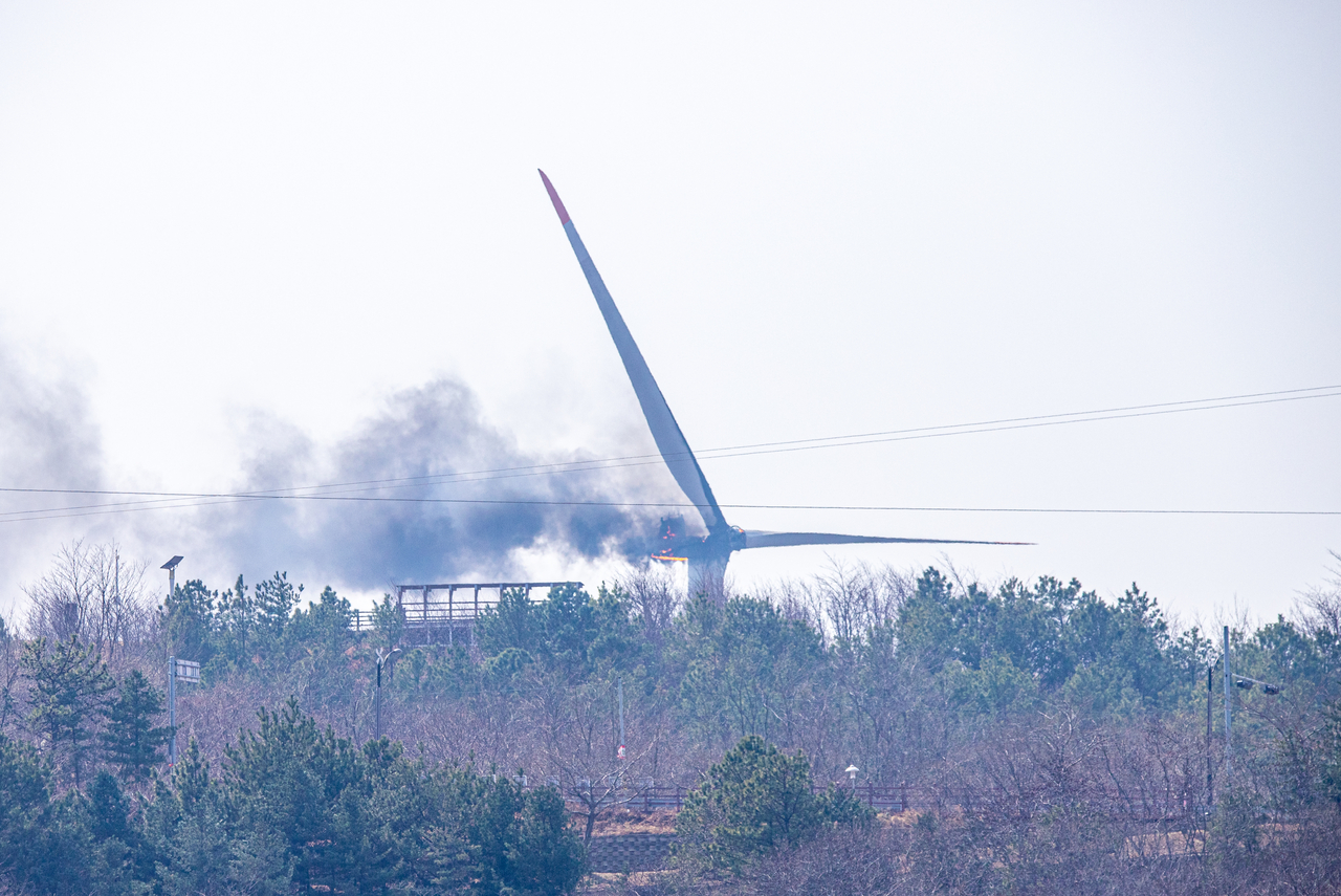 Smoke rises from a wind turbine in Yeongdeok, North Gyeongsang Province, Monday. (Yonhap)