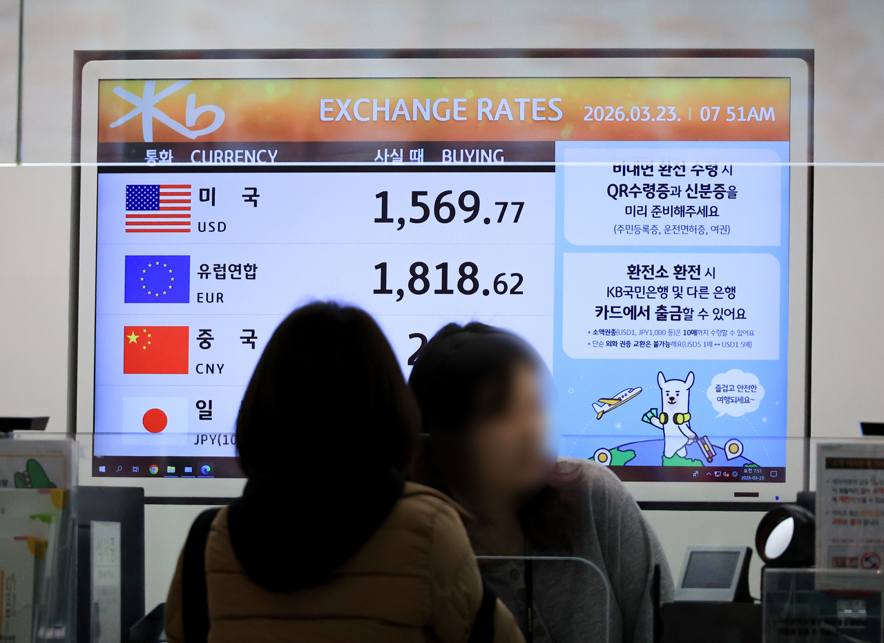An electronic board at a bank exchange counter at Incheon Airport displays exchange rates for key currencies, including the dollar, Monday. (Yonhap)