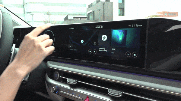 A driver tries out the Car-to-Home service jointly launched by Samsung Electronics , Hyundai Motor and Kia. (Samsung Electronics)