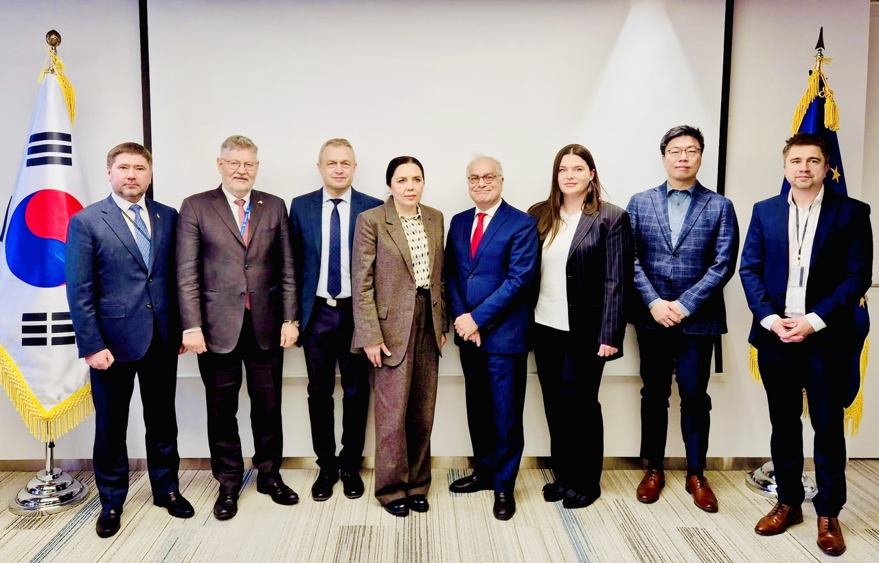 Attendees pose for a group photo after a panel discussion co-hosted by the embassies of Ukraine, Germany and EU delegation to Korea at the Seoul Square building in Jung-gu, Seoul, Friday. (Sanjay Kumar/The Korea Herald)