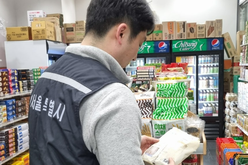 A Seoul Metropolitan Government food safety inspector conducts an on-site inspection. (Seoul Metropolitan Government)